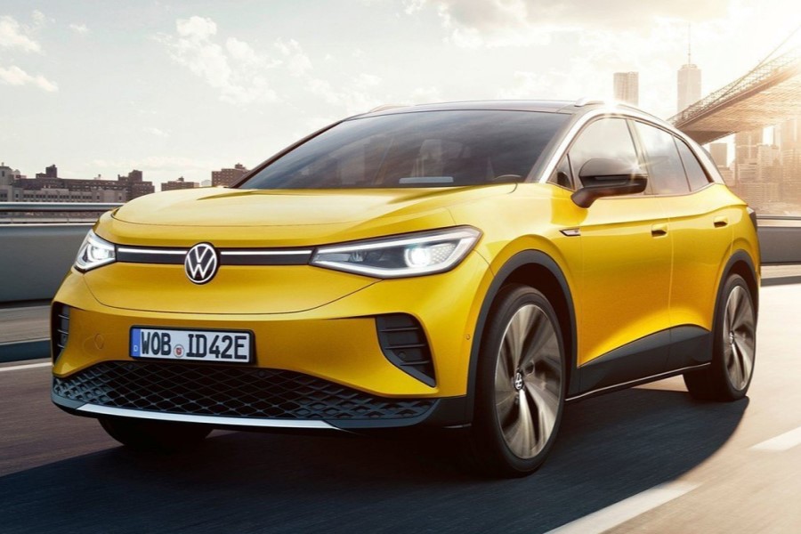 World Car Awards 2021 Volkswagen ID.4 amarillo en la carretera