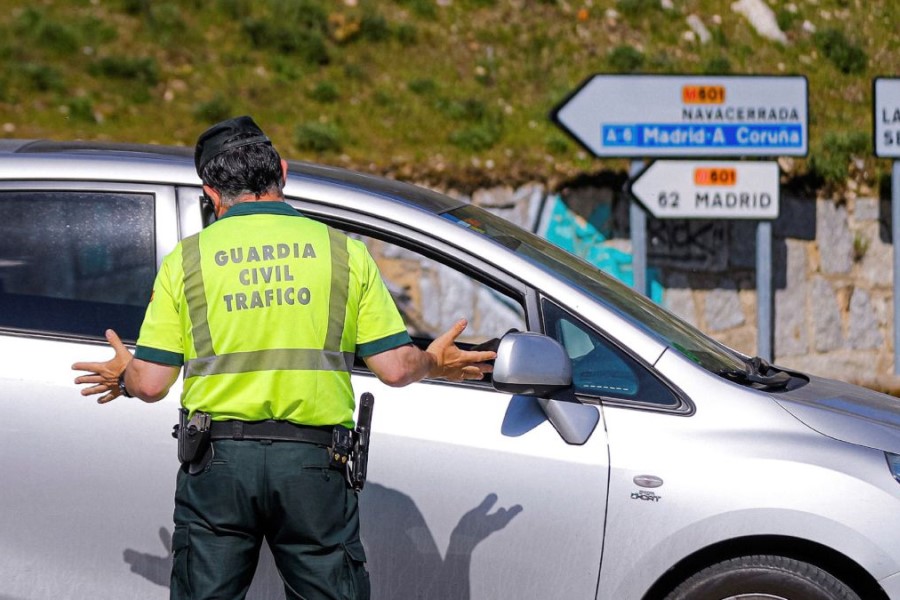 Guardia Civil de tráfico en un control de carretera en Madrid